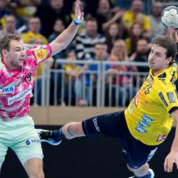 Der Berliner Mathias Gidsel kann Olle Forsell Schefvert nicht am Wurf hindern. Bild: picture alliance / foto2press, Oliver Zimmermann