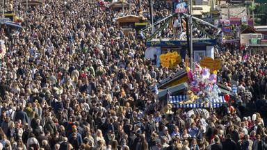 Wiesn-Besucher drängen durch die Gassen des 190. Münchner Oktoberfest auf der Theresienwiese
