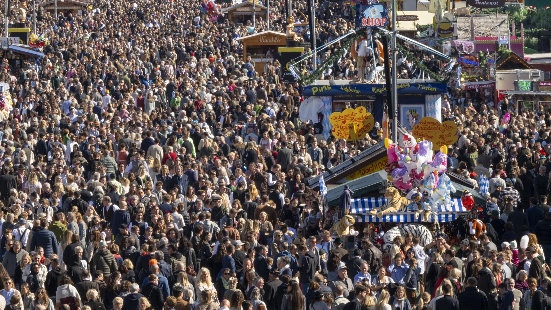 Wiesn-Besucher drängen durch die Gassen des 190. Münchner Oktoberfest auf der Theresienwiese | dpa
