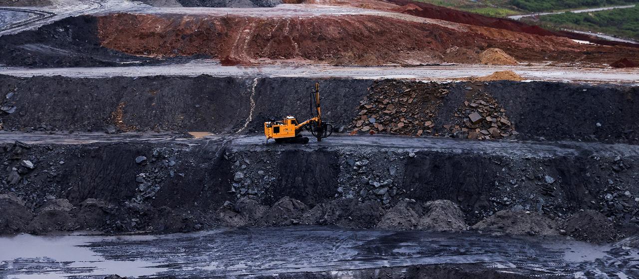 Ein Bagger in einem Tagebau