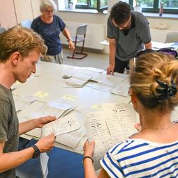 Wahlhelfer im Wahllokal in Leipzig zählen die Stimmzettel der Landtagswahl 2024 aus.