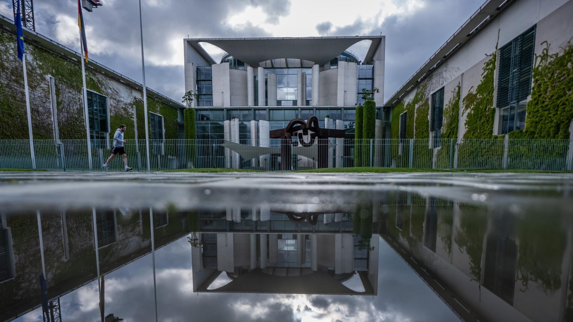Regenwolken ziehen über das Kanzleramt während der Beratungen im Koalitionsausschuss. | Michael Kappeler/dpa