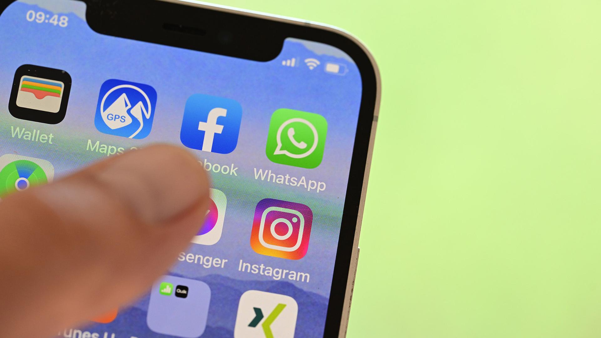 Auf einem Handy sind die Symbole von Apps von Sozialen Medien angezeigt. | dpa