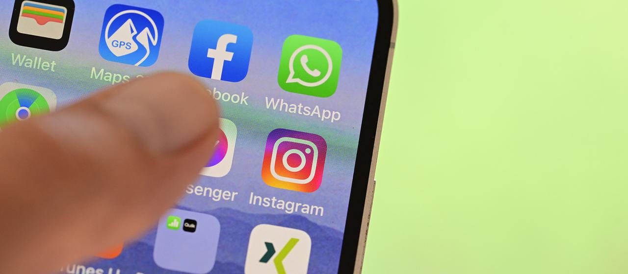 Auf einem Handy sind die Symbole von Apps von Sozialen Medien angezeigt.