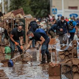 Menschen räumen nach den Überschwemmungen in der Provinz Valencia auf.