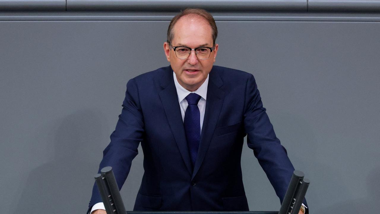 Haushaltsberatungen: Dobrindt verteidigt höhere Ausgaben