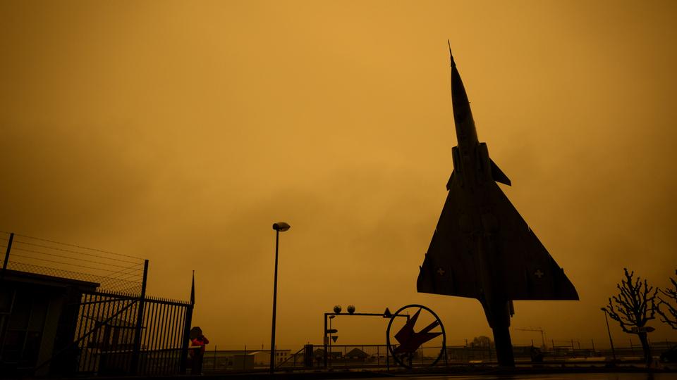 Durch Sahara-Staub orange gefärbter Himmel über Payerne in der Schweiz.