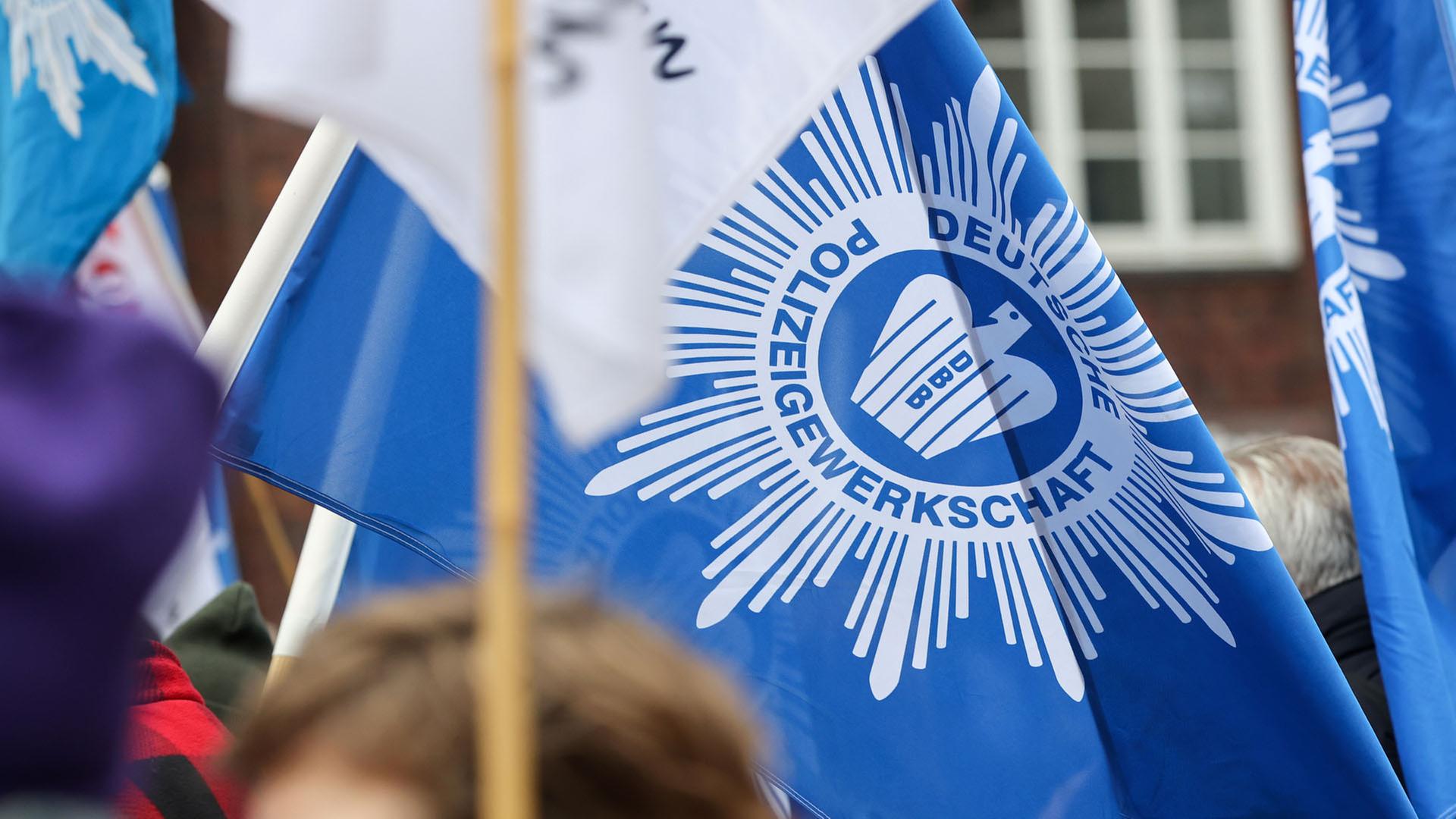 Eine Fahne mit dem Logo der Deutschen Polizeigewerkschaft. | picture alliance/dpa