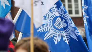 Eine Fahne mit dem Logo der Deutschen Polizeigewerkschaft.