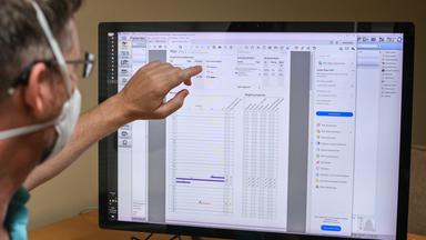 Ein Facharzt blickt in eine elektronische Patientenakte