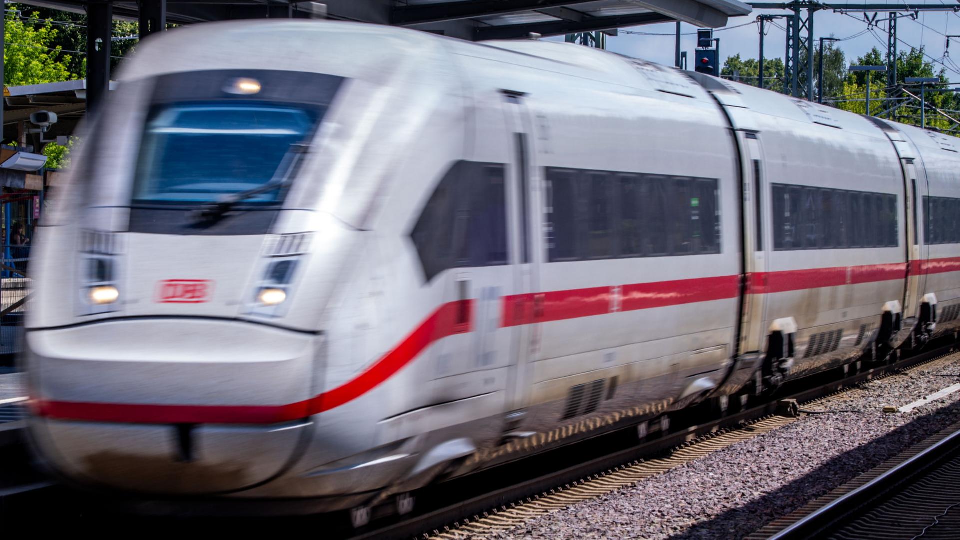 ICE der Deutschen Bahn bleibt in Tunnel bei Wien liegen
