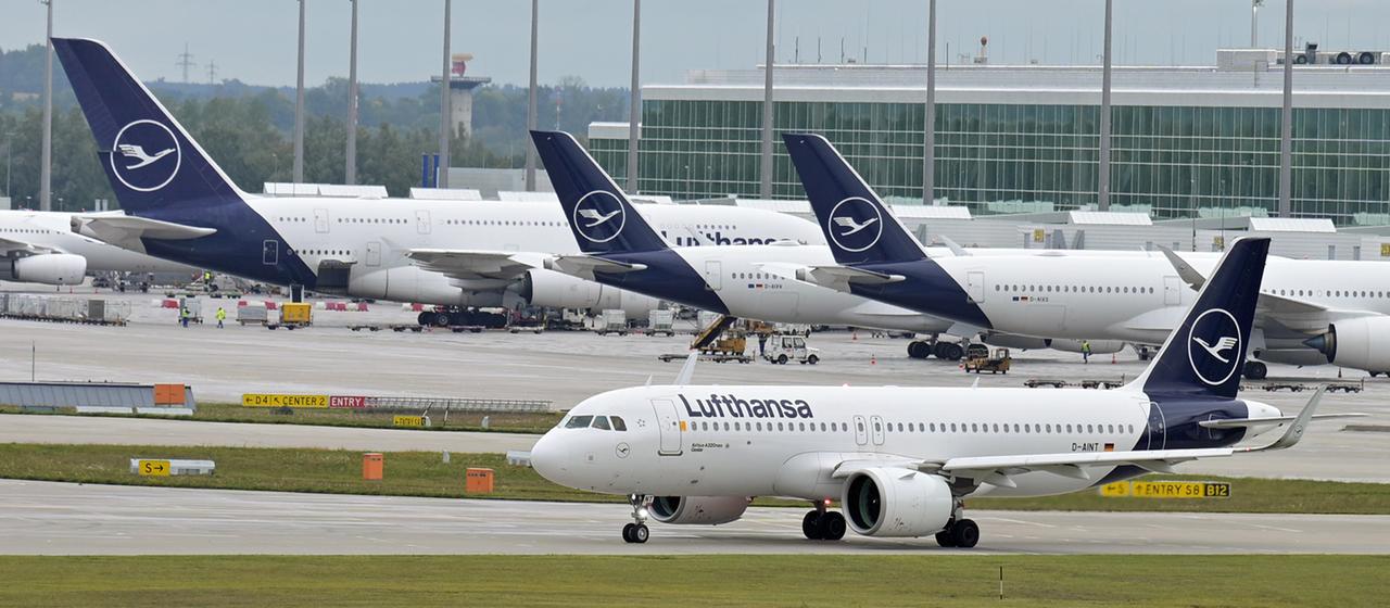 Lufthansa-Flugzeuge sind am Flughafen München zu sehen.