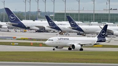 Lufthansa-Flugzeuge sind am Flughafen München zu sehen.