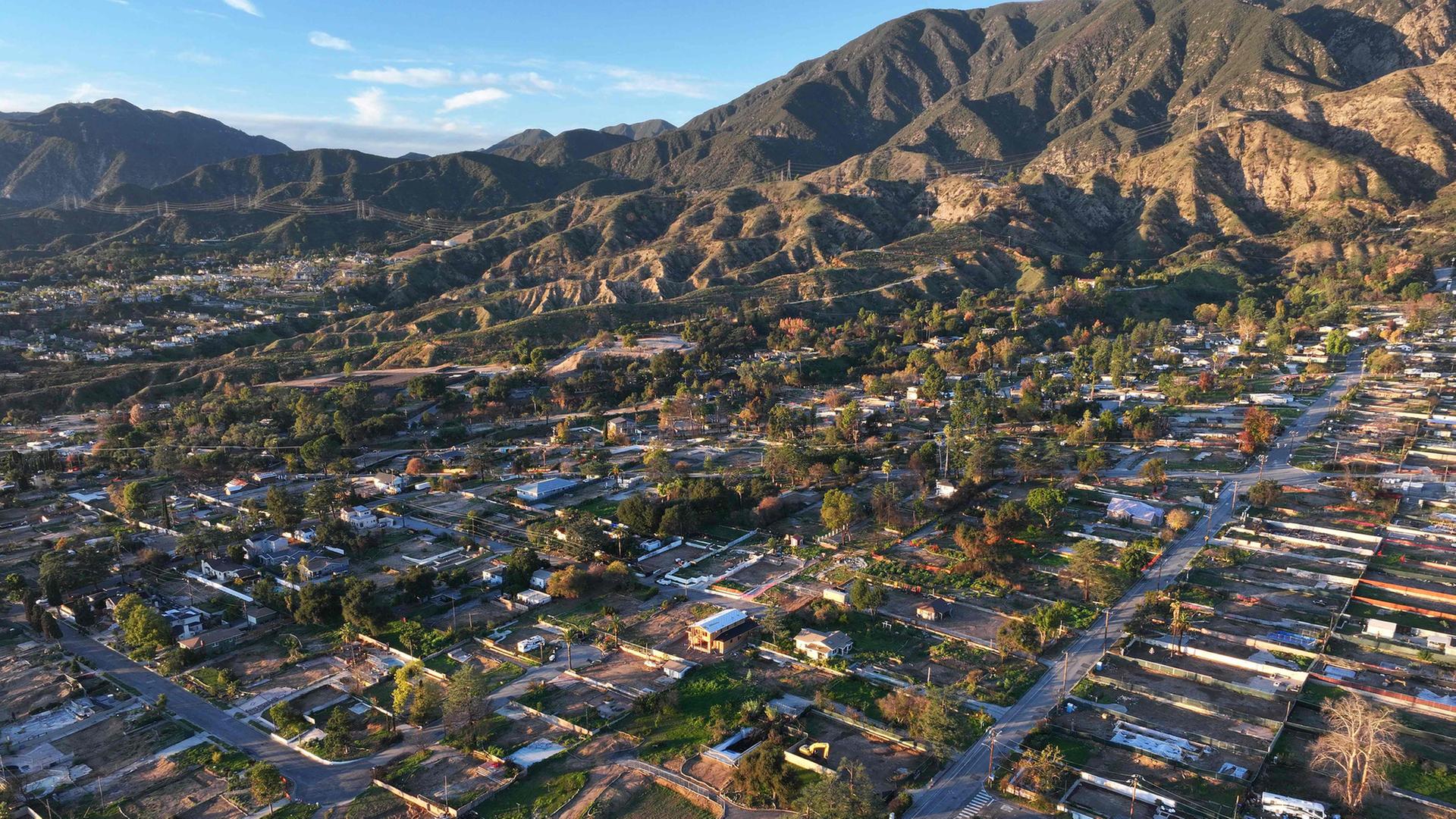 Luftaufnahme der HÃ¤user, die durch den Eaton-Brand in Kalifornien zerstÃ¶rt wurden. | Getty Images via AFP