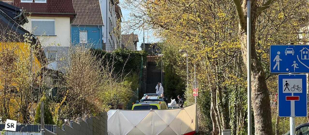 Nach den tödlichen Schüssen ist der Tatort in Herrensohr am Sonntagmorgen noch für die Ermittlungen abgesperrt.