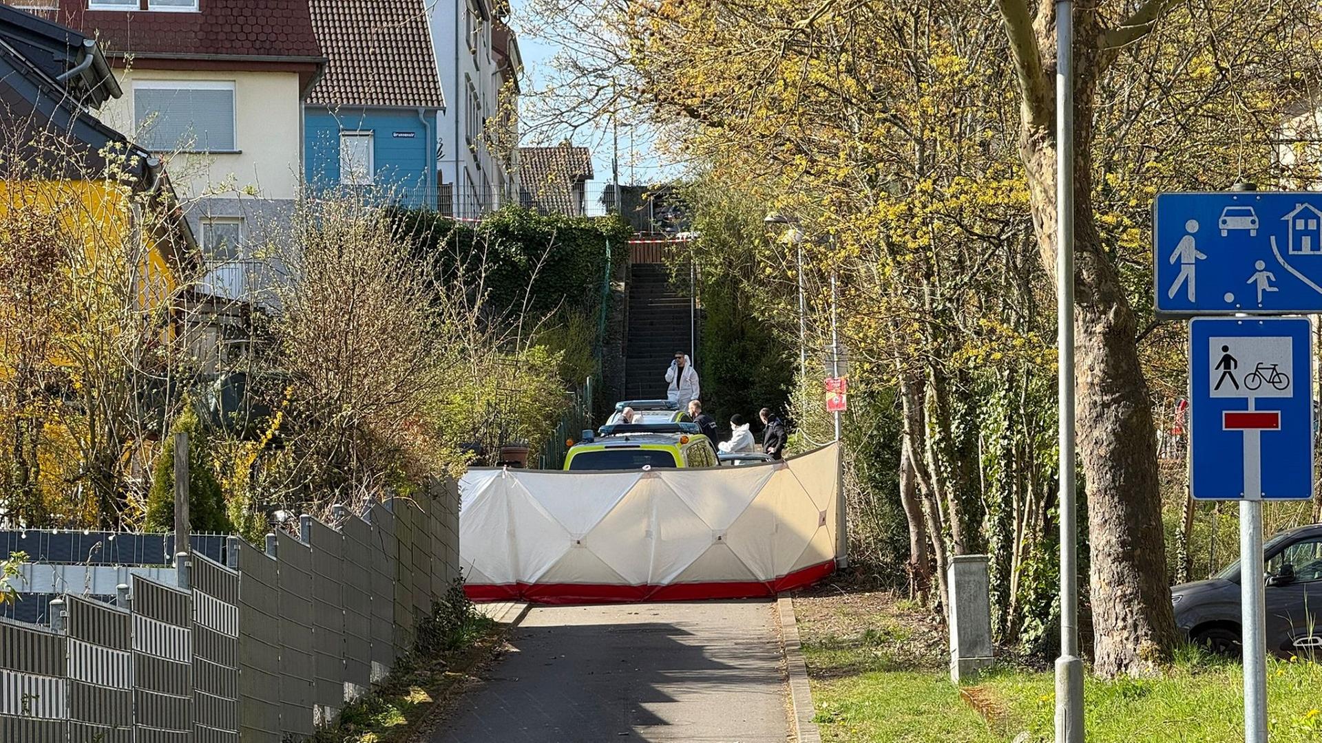 Nach den tödlichen Schüssen ist der Tatort in Herrensohr am Sonntagmorgen noch für die Ermittlungen abgesperrt. | Pasquale DAngiolillo / SR