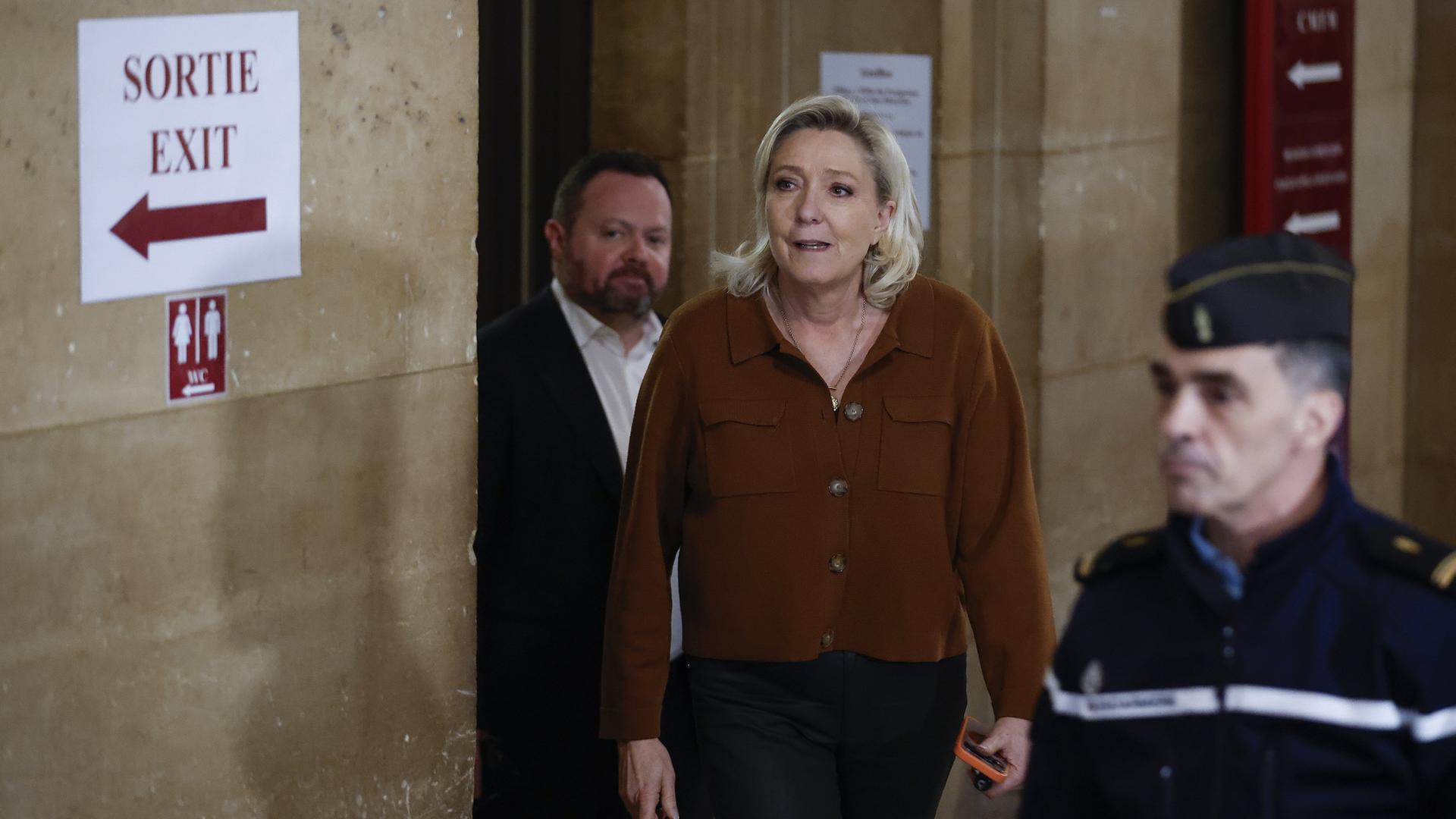 Die französische Rechtspopulistin Marine Le Pen in einem Gericht in Paris. | EPA
