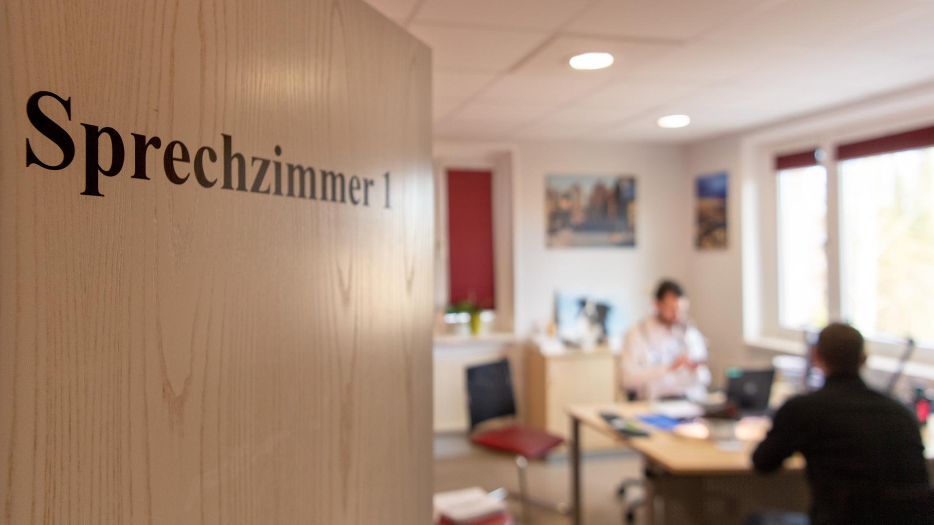 Blick in ein Sprechzimmer in der Praxis eines Hausarztes. | dpa