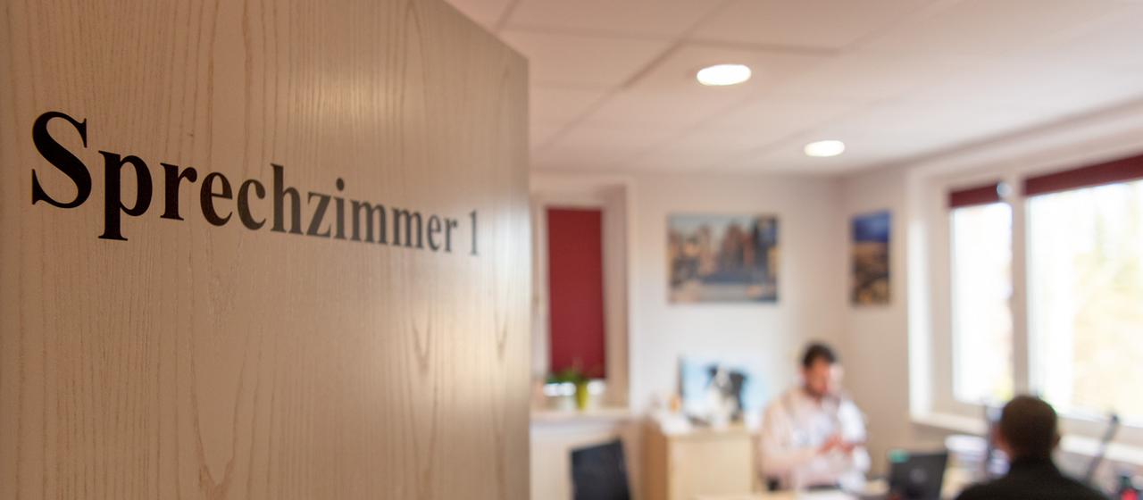 Blick in ein Sprechzimmer in der Praxis eines Hausarztes.