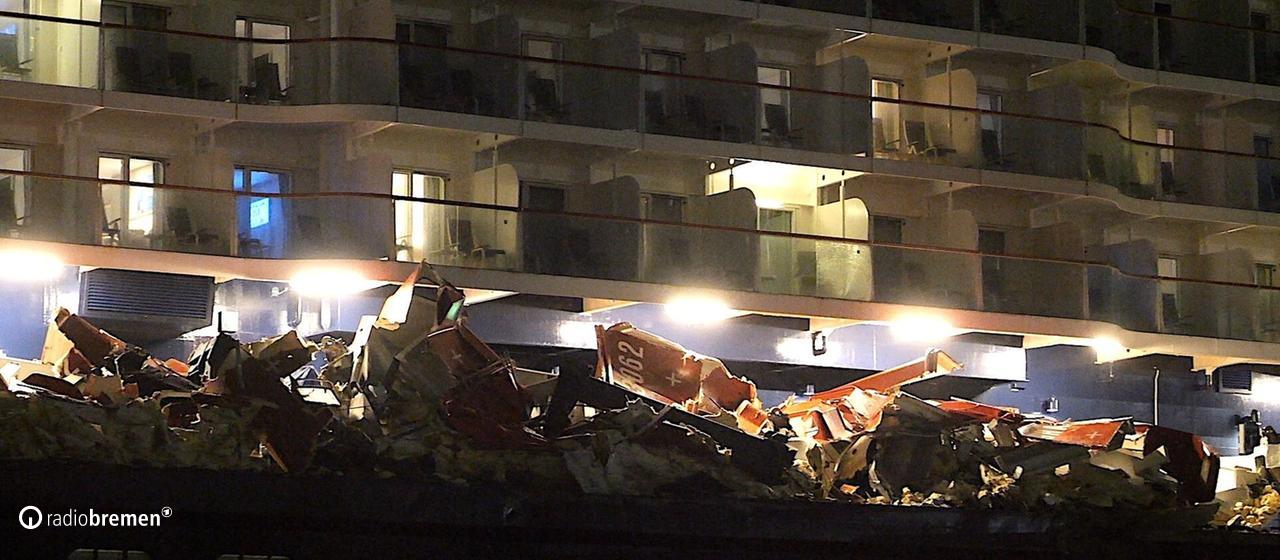 An einem Schiff sind mittransportierte Rettungsboote beschädigt.