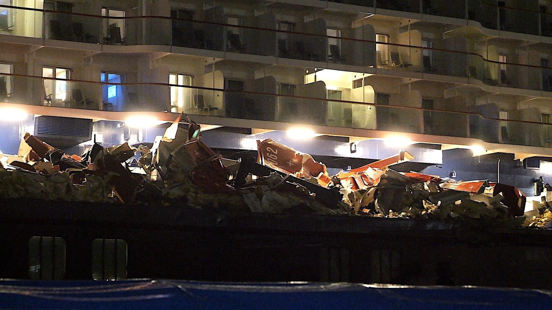An einem Schiff sind mittransportierte Rettungsboote besch�digt. | dpa | J�rn H�neke