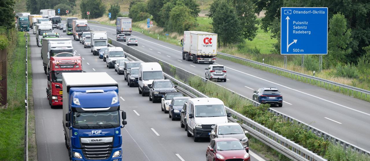 Fahrzeuge bilden bei einem Stau auf der Autobahn 4 in Richtung Görlitz eine Rettungsgasse.