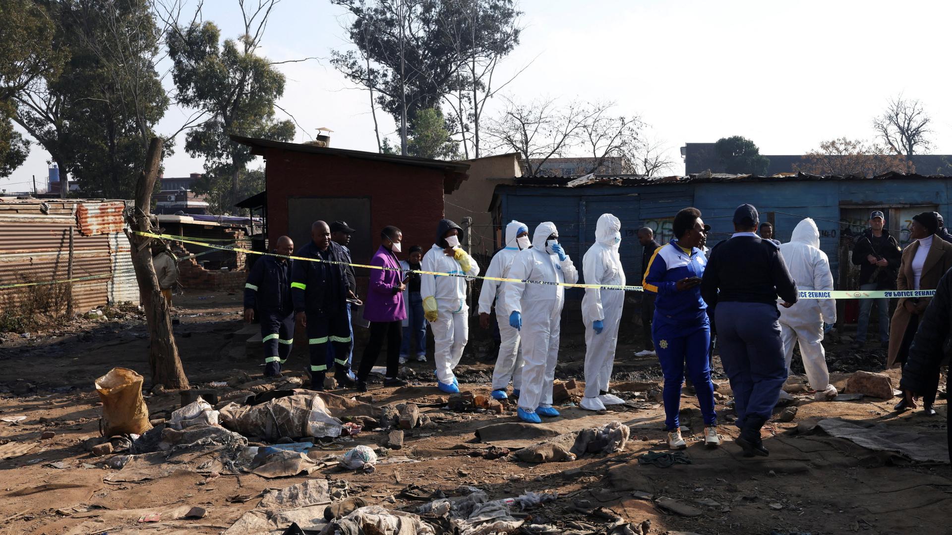 Mitglieder des Spurensicherungsteams am Tatort einer informellen Siedlung in Cleveland, Johannesburg, Südafrika. | REUTERS