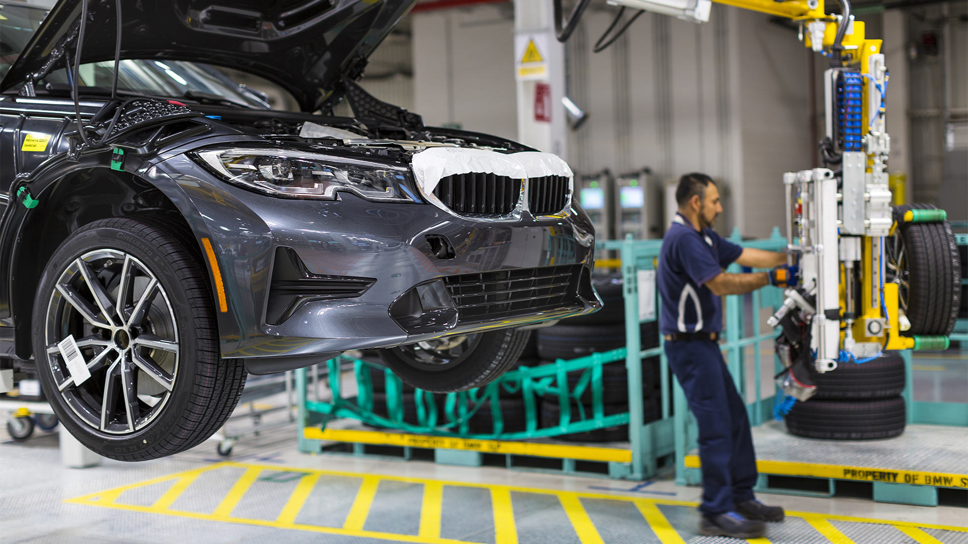 Ein Arbeiter in der Produktion im BMW-Werk in San Luis Potosí, Mexiko