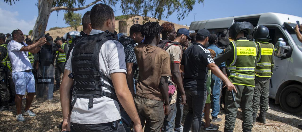 Nahe Fnideq in Marokko nehmen Sicherheitskräfte Menschen fest, die offenbar nach Spanien fliehen wollten.