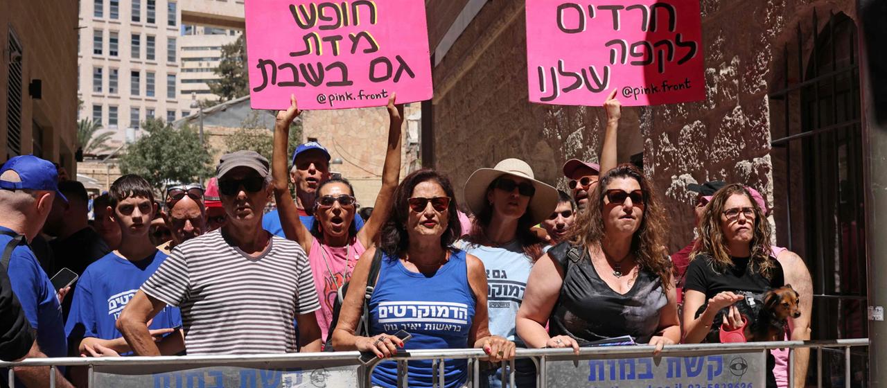Säkulare Demonstranten vor dem Café Basimta in Jerusalem.