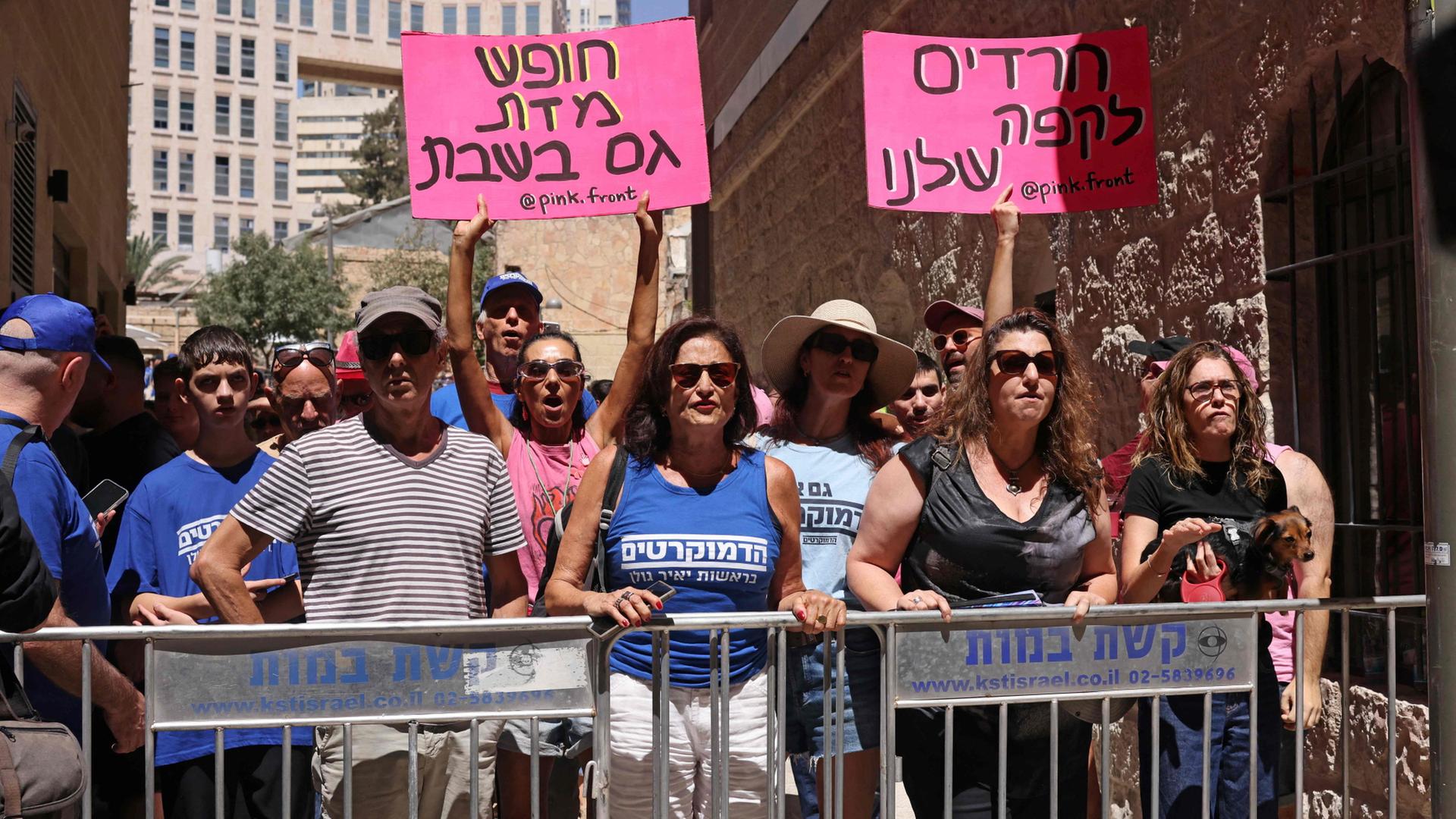 Säkulare Demonstranten vor dem Café Basimta in Jerusalem. | AFP