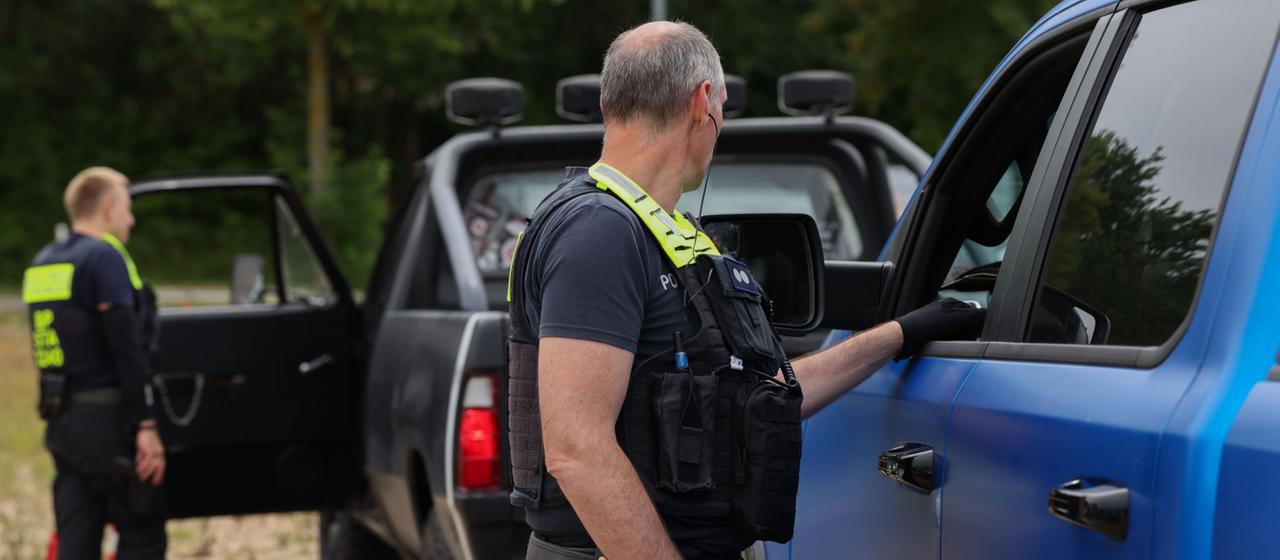 Polizeibeamte kontrollieren bei Selfkant (Nordrhein-Westfalen) in der Grenzregion nahe den Niederlanden Autos.