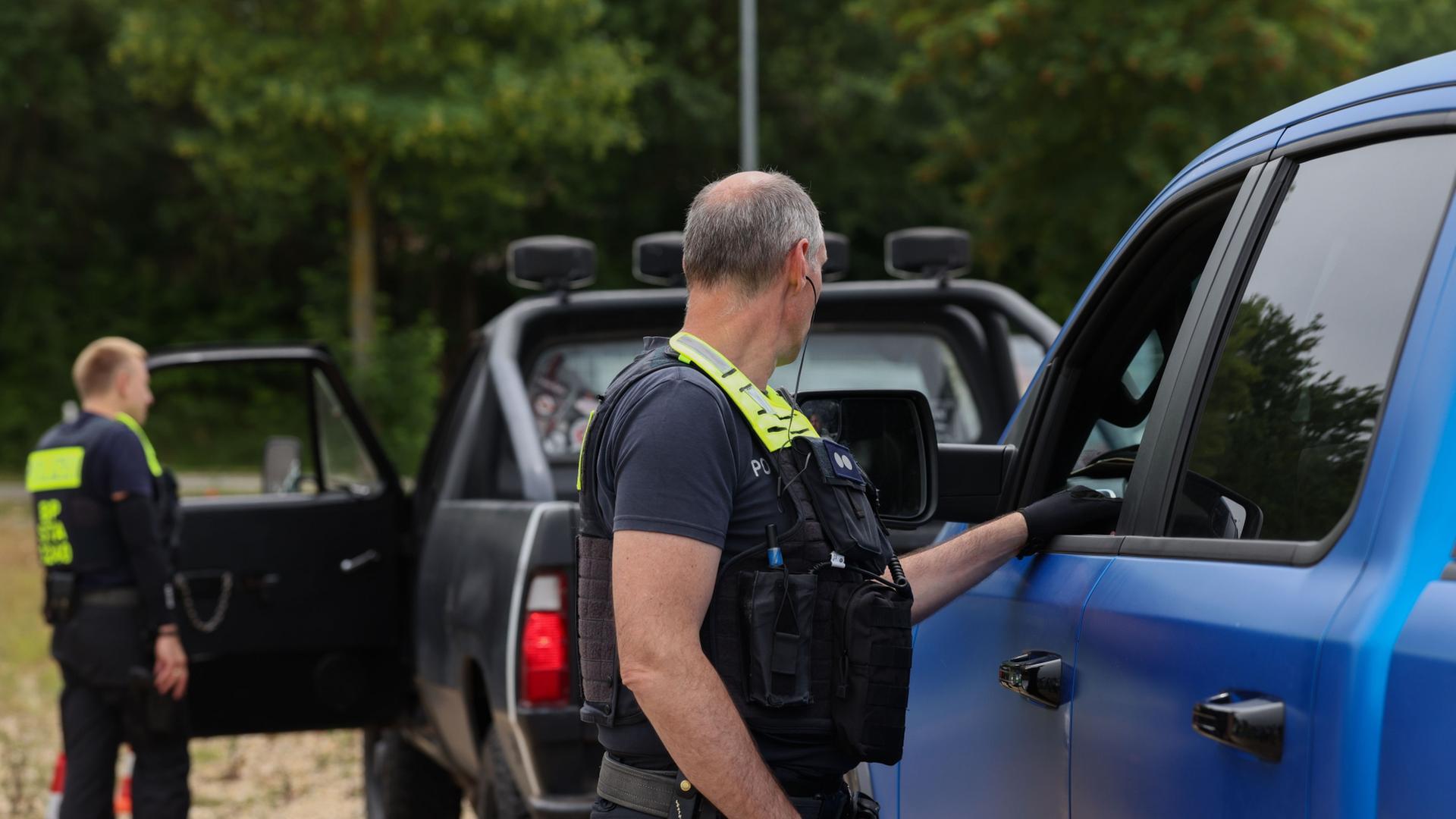 Polizeibeamte kontrollieren bei Selfkant (Nordrhein-Westfalen) in der Grenzregion nahe den Niederlanden Autos. | Rolf Vennenbernd/dpa