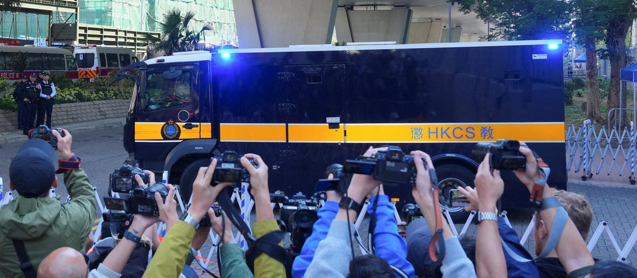 Ein Polizeiwagen, in dem Medienunternehmer Jimmy Lai vermutet wird, verlässt das Gericht in Hongkong.