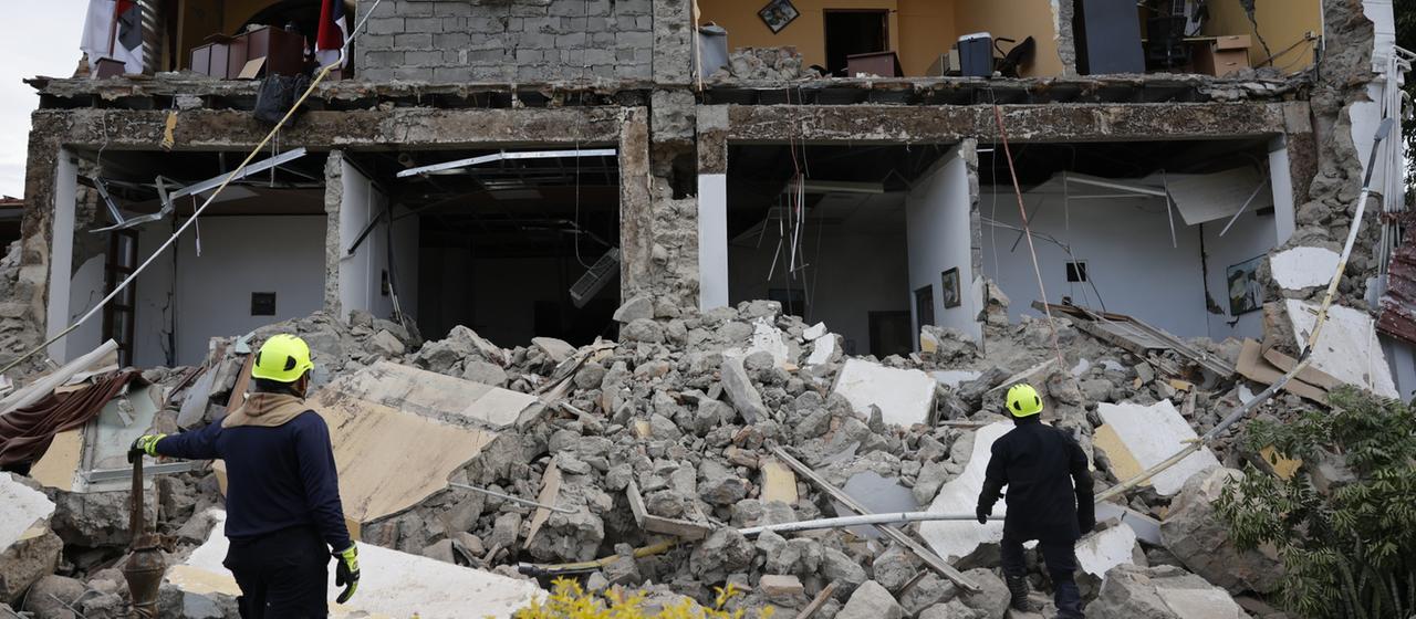Einsatzkräfte stehen vor einem zerstörten Gebäude in Penonomé in Panama.