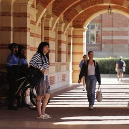 Studenten vor einem Gebäude der UCLA in Los Angeles (US-Bundesstaat Kalifornien)