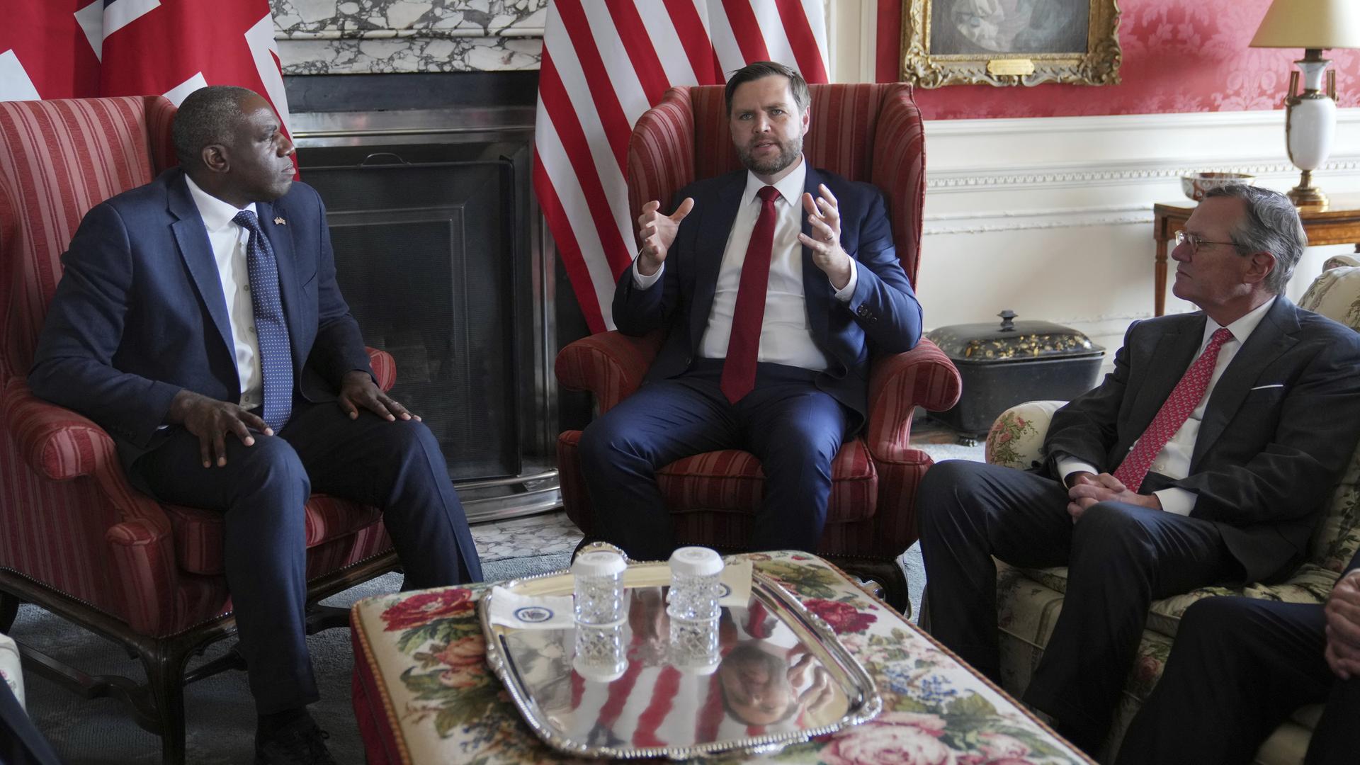 Der britische Außenminister Lammy, US-Vizepräsident Vance und der US-Botschafter in London. Stephens  | AP