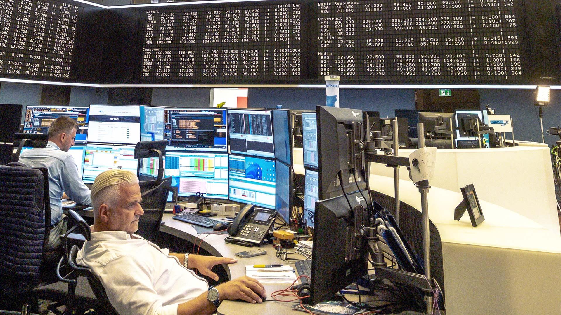 Börsenhändler an der Frankfurter Börse. | picture alliance / Caro