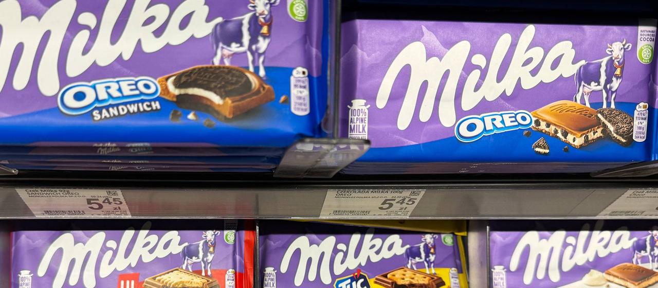 Milka Schokolade in einem Warenregal.