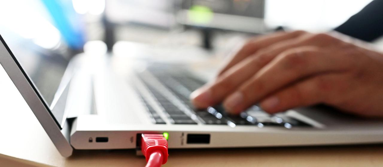 Hände auf einer Tastatur (gestellte Szene)