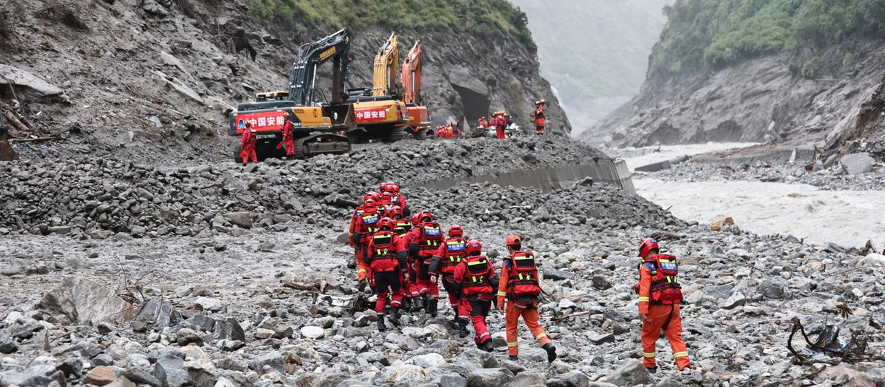  Such- und Rettungsmaßnahmen im von der Sturzflut betroffenen Gebiet im Kreis Gyirong