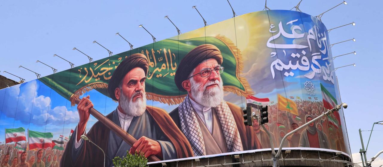 Fußgänger auf einer Straße in Teheran