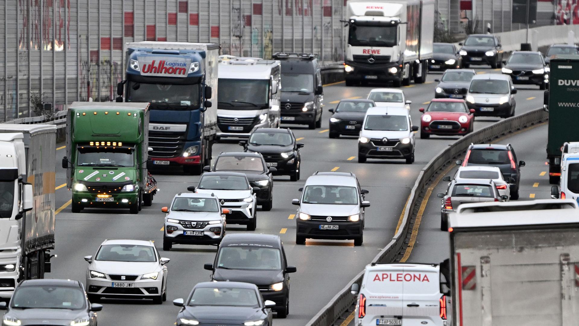  Lastwagen und Autos fahren �ber die A1 bei K�ln | dpa