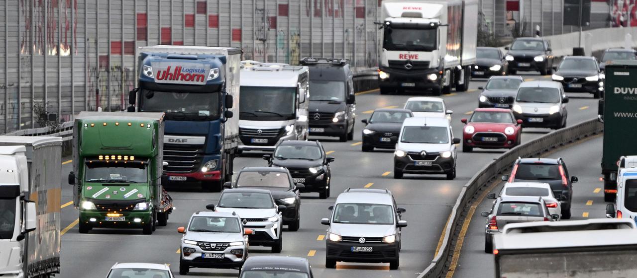  Lastwagen und Autos fahren über die A1 bei Köln