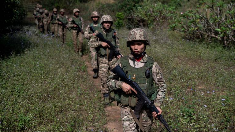 Bewaffnete Kämpfer der People's Defence Forces, die in Myanmar aufseiten der Exilregierung stehen, patrouillieren im Norden Myanmars.