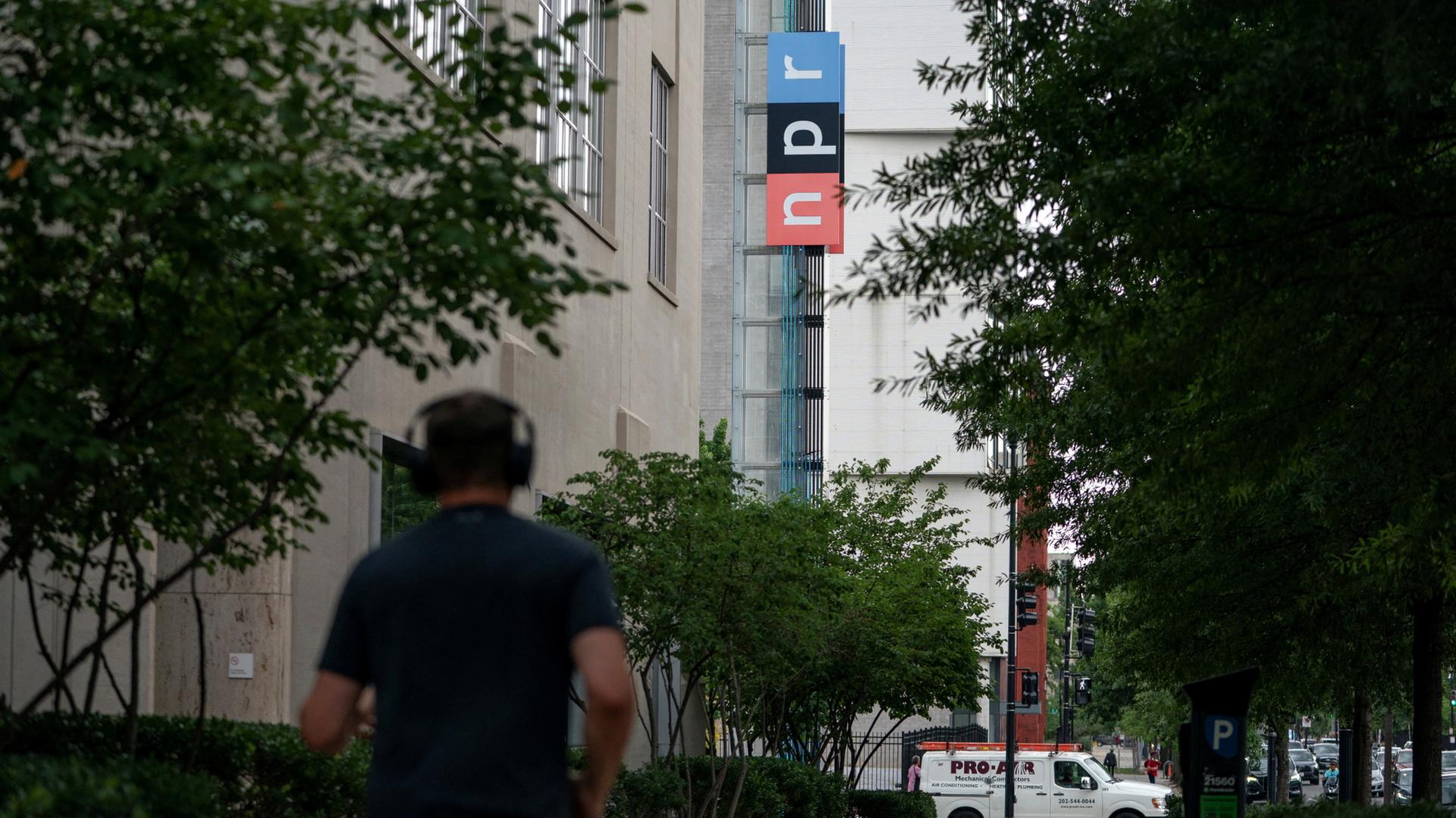 	Eine Person geht vor dem Hauptsitz des National Public Radio (NPR) in Washington, D.C., USA, vorbei. | REUTERS
