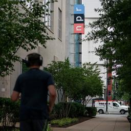 	Eine Person geht vor dem Hauptsitz des National Public Radio (NPR) in Washington, D.C., USA, vorbei.