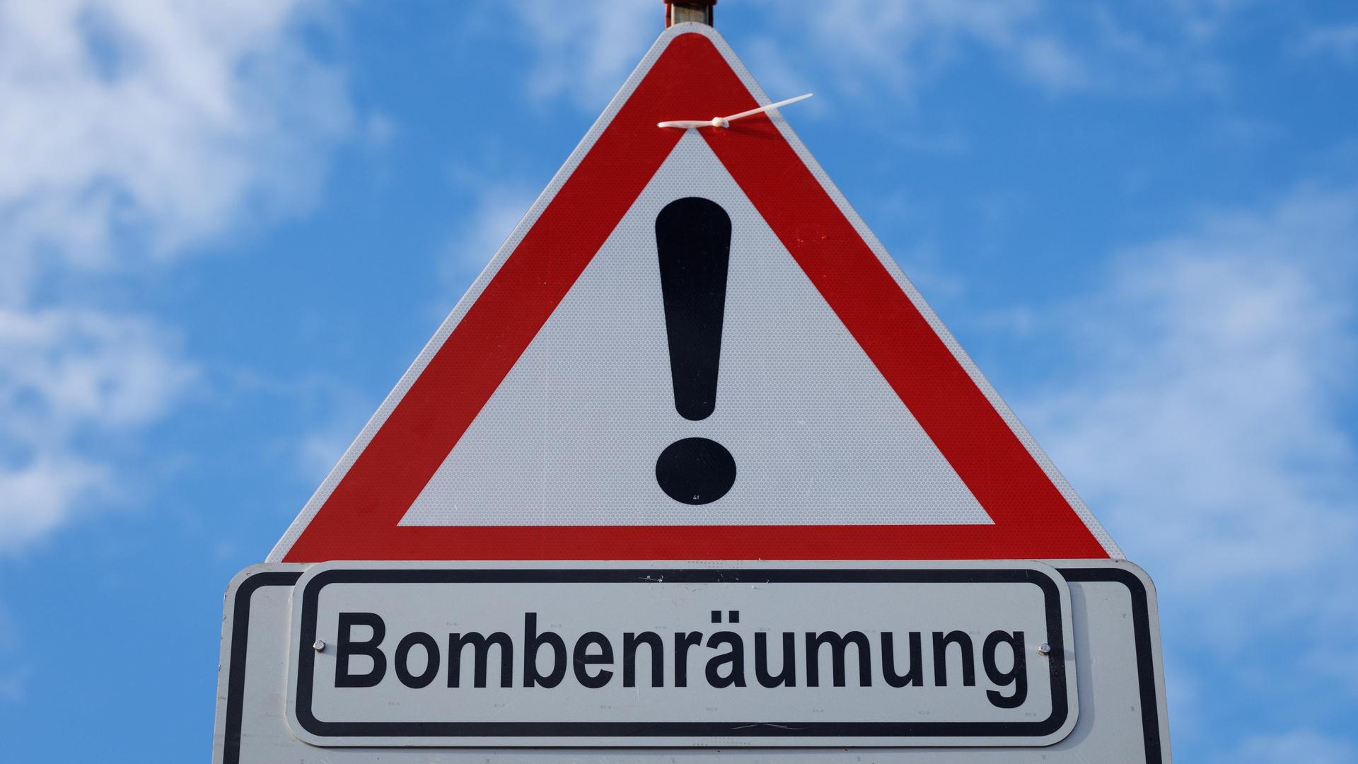 Ein Warnschild, auf dem Bobenräumung steht | picture alliance / Friso Gentsch