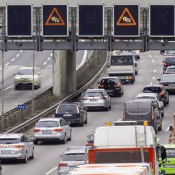Symbolbild: Autos und LKW sind während eines Staus auf der Stadtautobahn A100 zu sehen. (Quelle: dpa/Gateau)