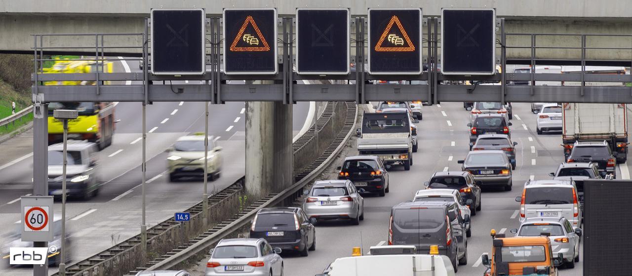 Symbolbild: Autos und LKW sind während eines Staus auf der Stadtautobahn A100 zu sehen. (Quelle: dpa/Gateau)